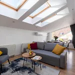 아파트 With Terrace In Center